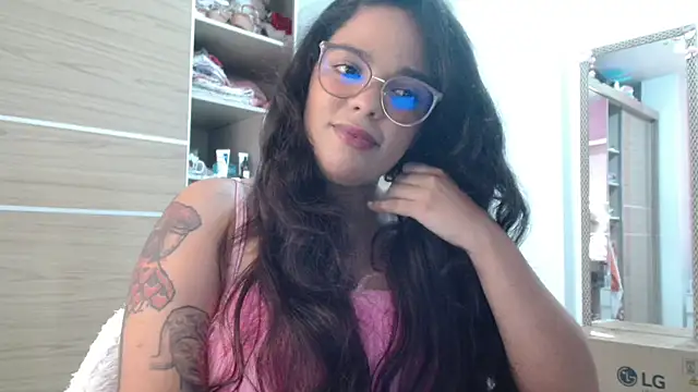 Snapshot of SecretBrunette chatting on October 3, 2025, 7:10 am SecretBrunette online show from October 3, 2025, 7:10 am