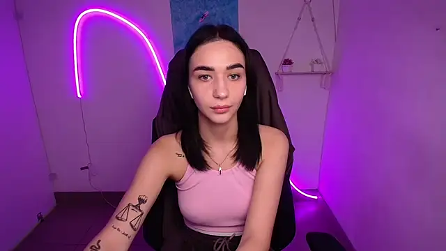 Snapshot of Bella_Night4 chatting on November 6, 2025, 6:50 am Bella Night4 online show from November 6, 2025, 6:50 am