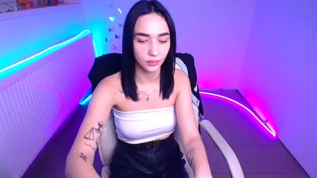 Snapshot of Bella_Night4 chatting on October 13, 2025, 11:45 am Bella Night4 online show from October 13, 2025, 11:45 am