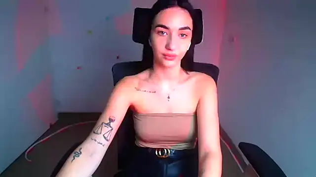 Snapshot of Bella_Night4 chatting on October 14, 2025, 5:52 am Bella Night4 online show from October 14, 2025, 5:52 am