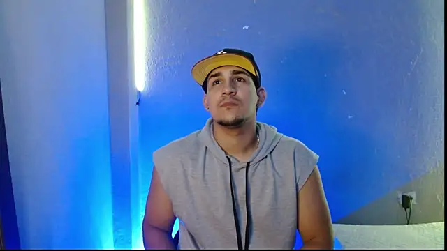 massimo vidal  online show from December 4, 2025, 3:27 am