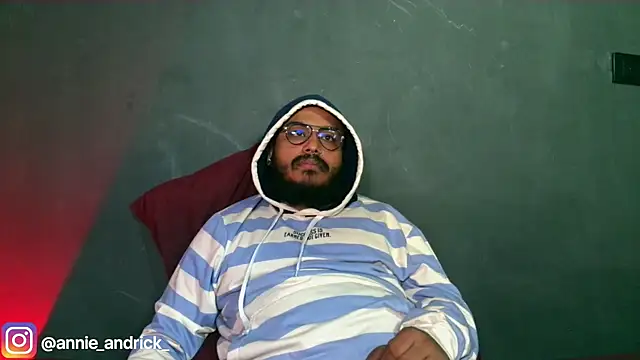  leda swan  online show from November 10, 2025, 1:05 pm