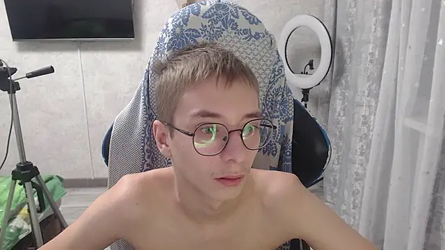 Snapshot of glasses_cat chatting on March 2, 2026, 7:43 pm glasses cat online show from March 2, 2026, 7:43 pm