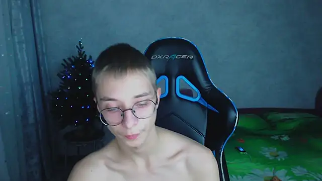 glasses cat online show from December 4, 2025, 6:29 pm