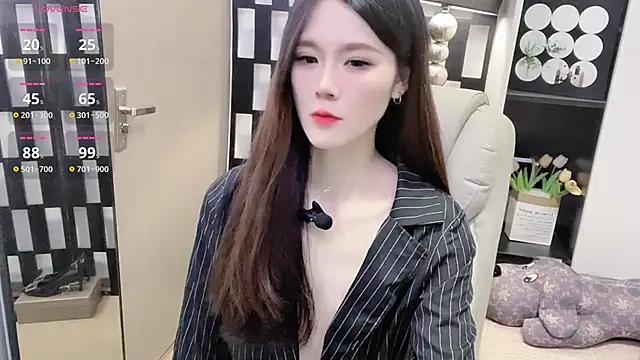 Yueyue-MM online show from November 28, 2025, 2:06 pm