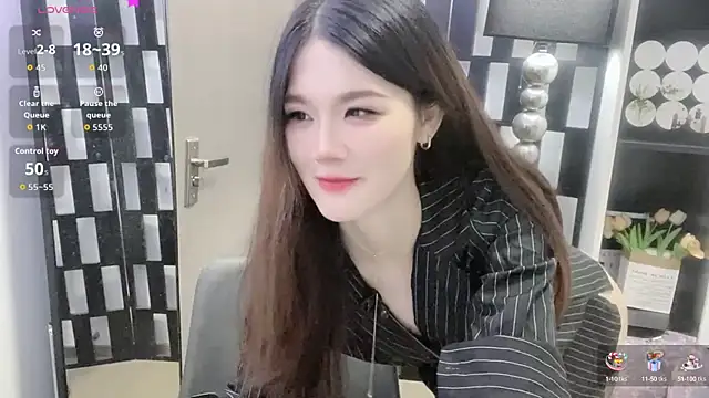 Yueyue-MM online show from October 8, 2025, 12:01 am