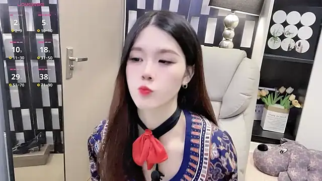 Yueyue-MM online show from November 26, 2025, 1:44 pm