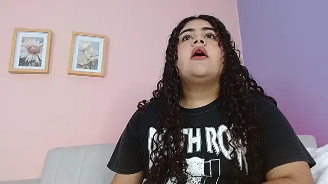 lourdes moon22 online show from September 20, 2025, 1:05 pm