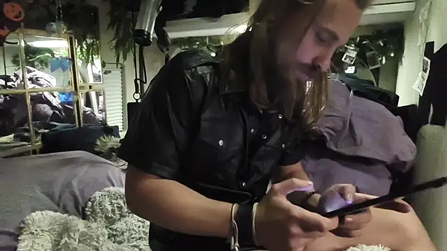 JuliCarl online show from October 25, 2025, 3:49 am