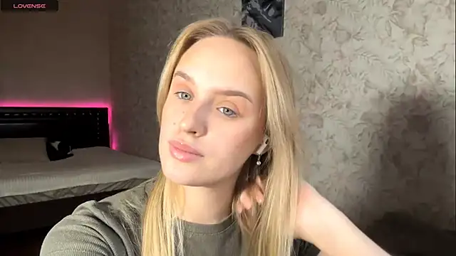 ElisabetLorney online show from October 25, 2025, 8:24 am