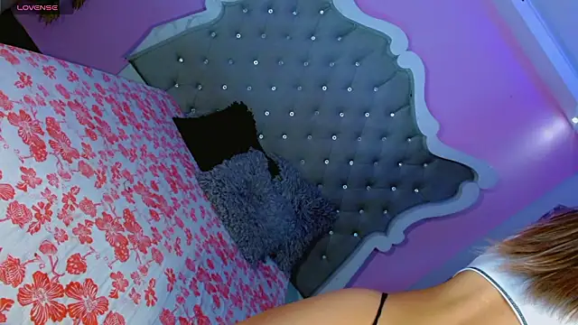 Honey Moontsts online show from March 9, 2026, 11:58 am