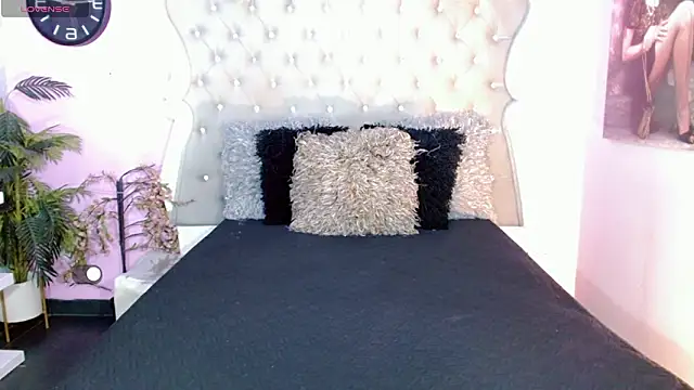 Honey Moontsts online show from February 8, 2026, 12:03 pm