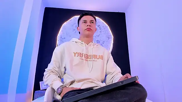 liaamsmiith  online show from October 25, 2025, 12:28 pm