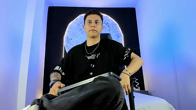 liaamsmiith  online show from November 8, 2025, 12:52 pm