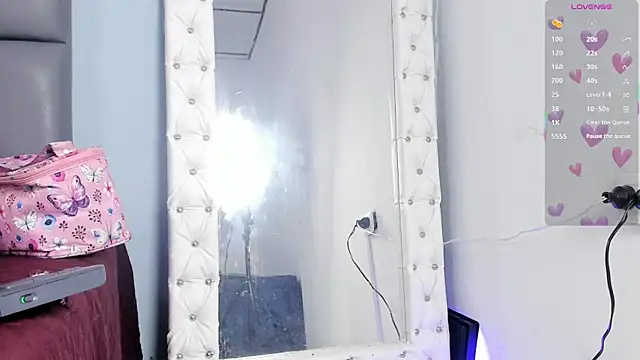 Niicolle Evanss online show from October 23, 2025, 3:43 pm