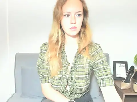 LyraHotty online show from October 18, 2025, 4:25 am