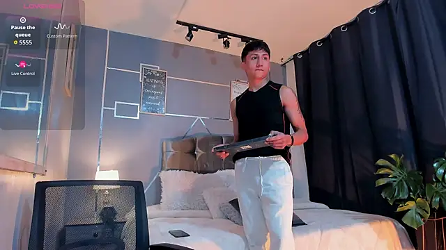 oliver mr  online show from November 27, 2025, 8:20 pm