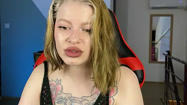 Mia Kamp online show from September 19, 2025, 3:05 pm