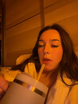 LillieOlive online show from October 16, 2025, 8:50 pm