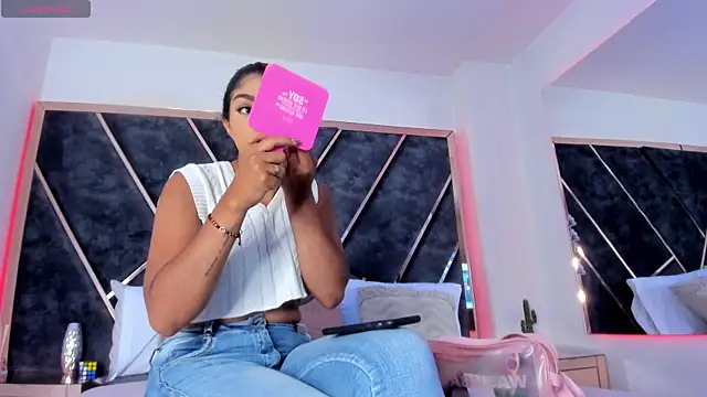 SusanaHenao online show from April 17, 2026, 5:27 pm