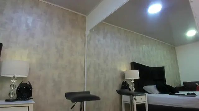 BarbaraLeython1 online show from November 24, 2025, 2:39 pm