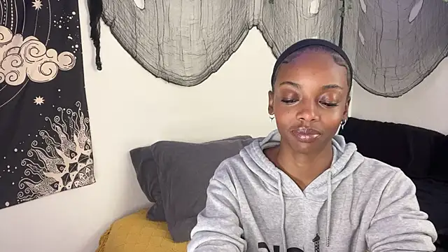 Snapshot of Trixie_luv1 chatting on December 1, 2025, 7:15 pm Trixie luv1 online show from December 1, 2025, 7:15 pm