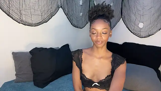 Snapshot of Trixie_luv1 chatting on October 11, 2025, 12:39 pm Trixie luv1 online show from October 11, 2025, 12:39 pm