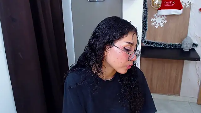 Snapshot of honeymoon_12 chatting on November 17, 2025, 4:38 am honeymoon 12 online show from November 17, 2025, 4:38 am