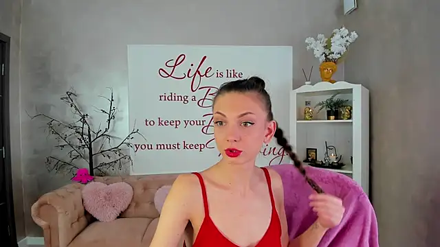 Snapshot of ReynaTheVixen chatting on October 22, 2025, 4:39 pm ReynaTheVixen online show from October 22, 2025, 4:39 pm