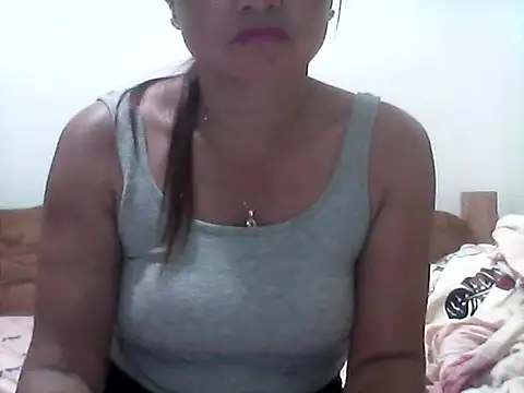 nathalie0045 online show from April 4, 2026, 9:49 am