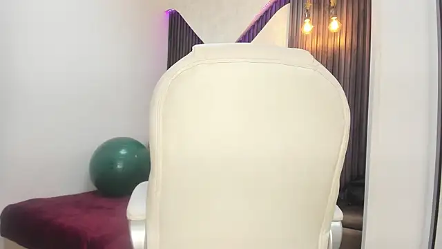 roxana santini online show from November 18, 2025, 3:37 pm