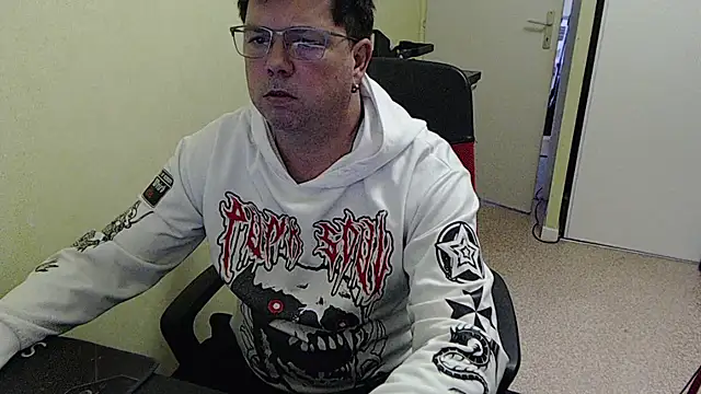 Snapshot of blueandwhite1 chatting on November 18, 2025, 3:48 pm blueandwhite1 online show from November 18, 2025, 3:48 pm