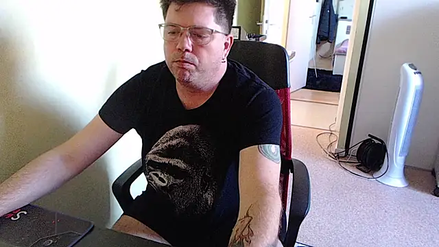 Snapshot of blueandwhite1 chatting on October 16, 2025, 3:20 pm blueandwhite1 online show from October 16, 2025, 3:20 pm