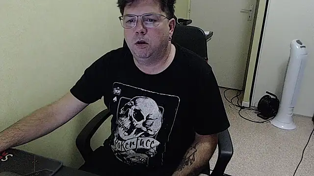 Snapshot of blueandwhite1 chatting on November 10, 2025, 4:12 pm blueandwhite1 online show from November 10, 2025, 4:12 pm