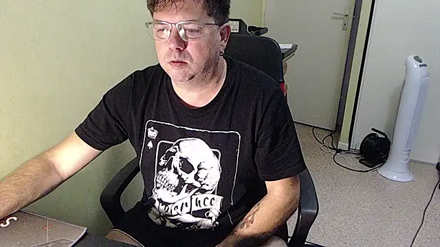 Snapshot of blueandwhite1 chatting on November 11, 2025, 8:31 am blueandwhite1 online show from November 11, 2025, 8:31 am