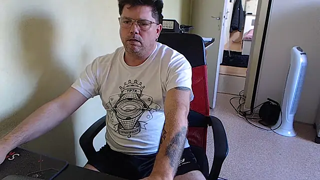 Snapshot of blueandwhite1 chatting on October 18, 2025, 9:22 am blueandwhite1 online show from October 18, 2025, 9:22 am