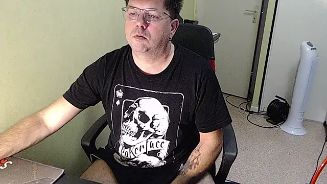 Snapshot of blueandwhite1 chatting on November 12, 2025, 9:02 am blueandwhite1 online show from November 12, 2025, 9:02 am