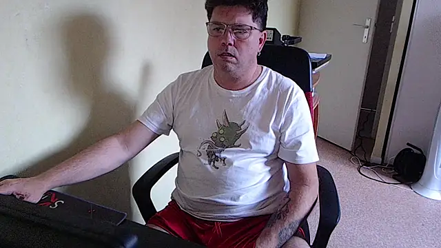 Snapshot of blueandwhite1 chatting on November 4, 2025, 3:38 pm blueandwhite1 online show from November 4, 2025, 3:38 pm