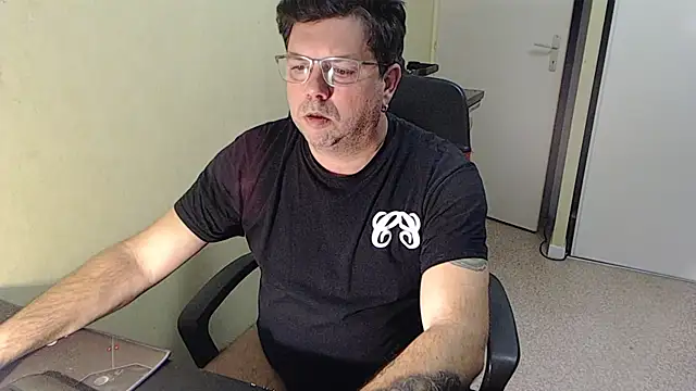 blueandwhite1 online show from December 4, 2025, 3:44 pm