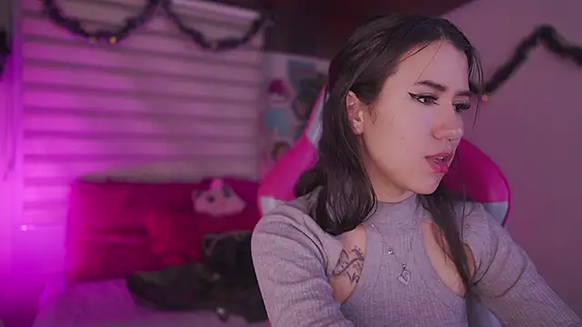  chloe moons  online show from December 15, 2025, 10:48 pm