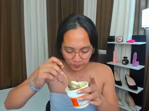 Snapshot of URHottestAngel chatting on November 3, 2025, 4:54 pm URHottestAngel online show from November 3, 2025, 4:54 pm