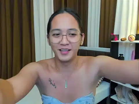 Snapshot of URHottestAngel chatting on November 10, 2025, 5:18 pm URHottestAngel online show from November 10, 2025, 5:18 pm