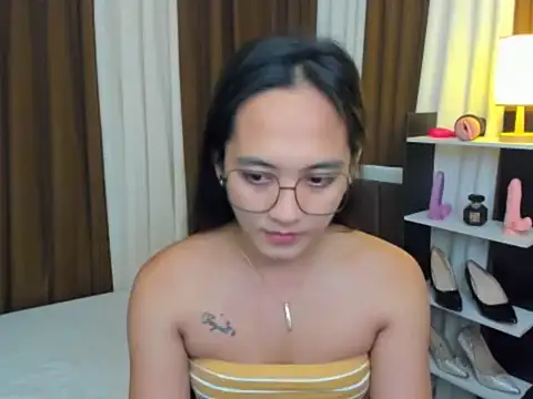 Snapshot of URHottestAngel chatting on October 20, 2025, 12:17 pm URHottestAngel online show from October 20, 2025, 12:17 pm