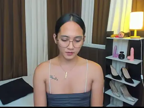 Snapshot of URHottestAngel chatting on October 2, 2025, 5:27 pm URHottestAngel online show from October 2, 2025, 5:27 pm