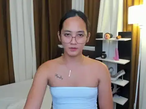 Snapshot of URHottestAngel chatting on November 17, 2025, 8:40 am URHottestAngel online show from November 17, 2025, 8:40 am