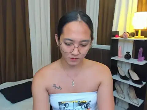 Snapshot of URHottestAngel chatting on October 10, 2025, 4:52 pm URHottestAngel online show from October 10, 2025, 4:52 pm