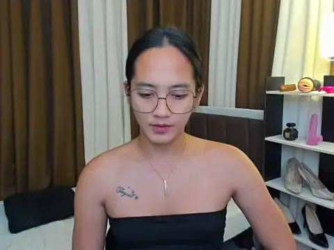 Snapshot of URHottestAngel chatting on November 13, 2025, 4:44 pm URHottestAngel online show from November 13, 2025, 4:44 pm