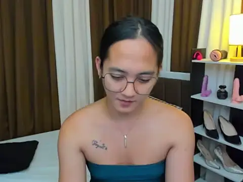 Snapshot of URHottestAngel chatting on October 24, 2025, 12:37 pm URHottestAngel online show from October 24, 2025, 12:37 pm