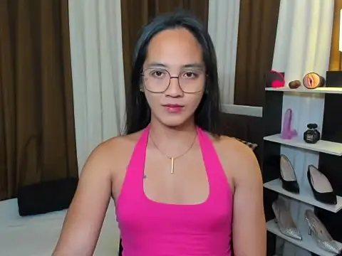 Snapshot of URHottestAngel chatting on November 6, 2025, 4:44 pm URHottestAngel online show from November 6, 2025, 4:44 pm