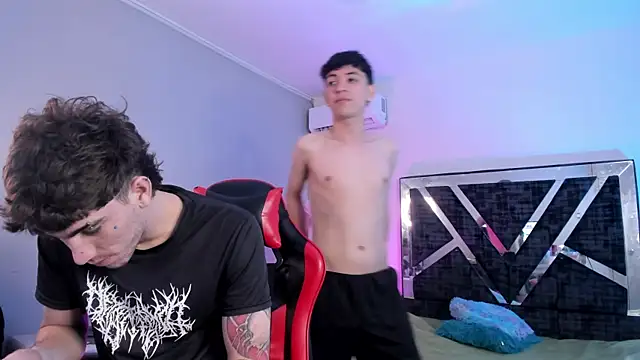 Handsomeboyss19 online show from April 18, 2026, 2:47 am